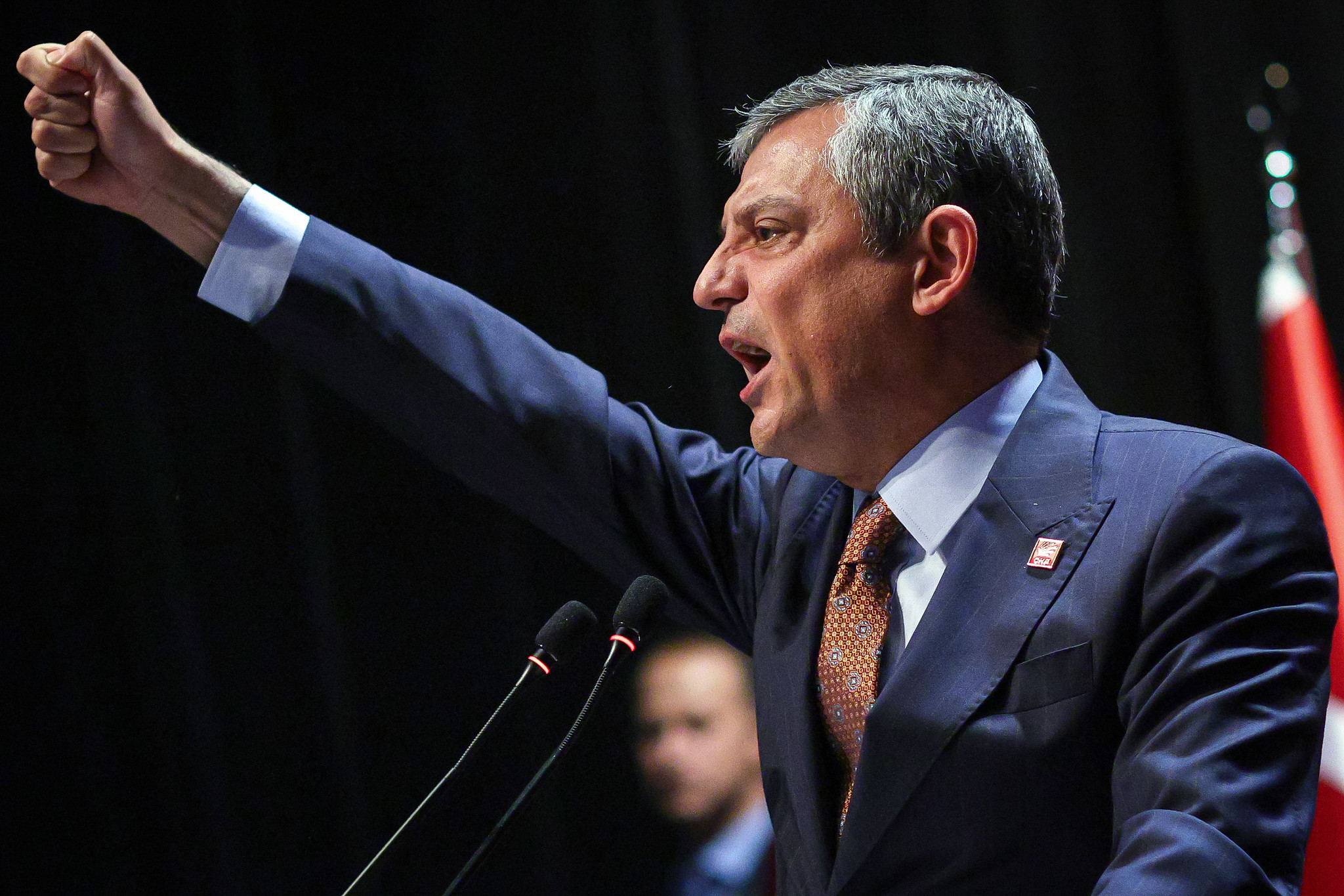 Özgür Özel’den sert mesaj: