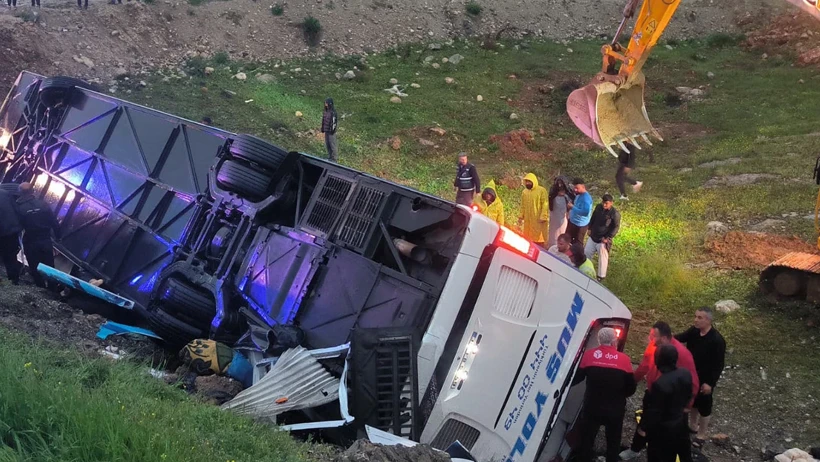 Yolcu otobüsü şarampole devrildi